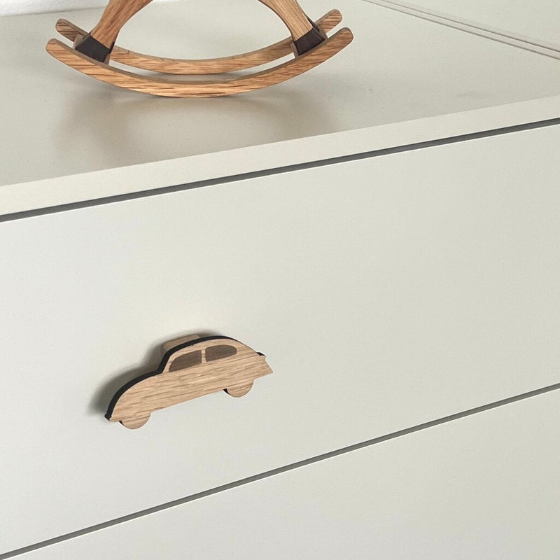 Håndtag på kommode i træ formet som en bil