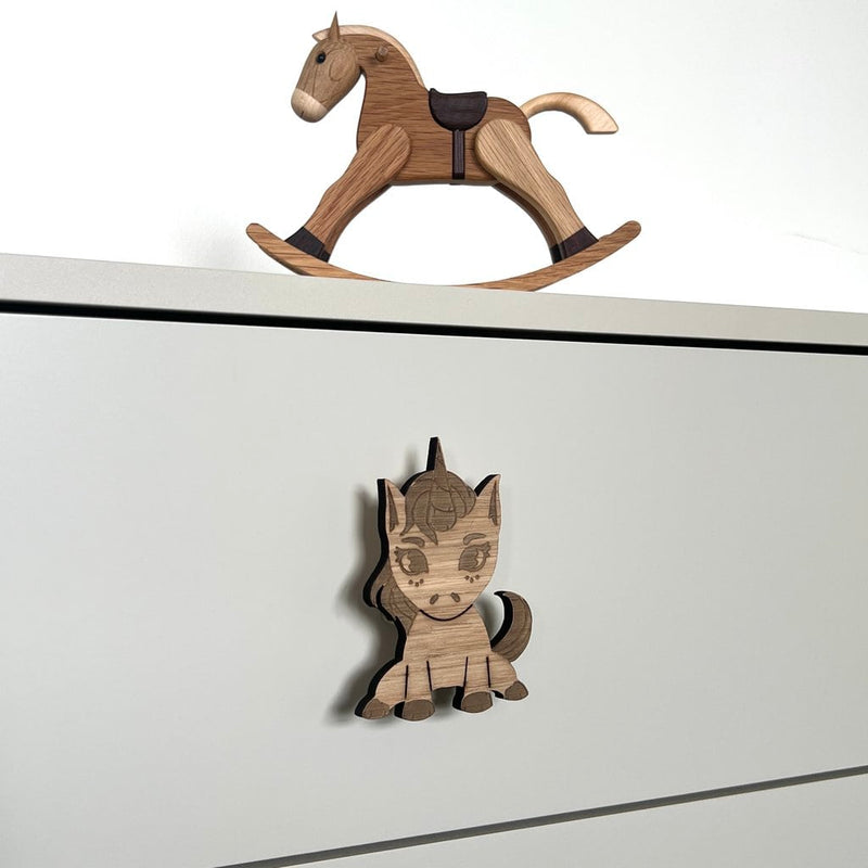 Enhjørning greb på kommode - eg