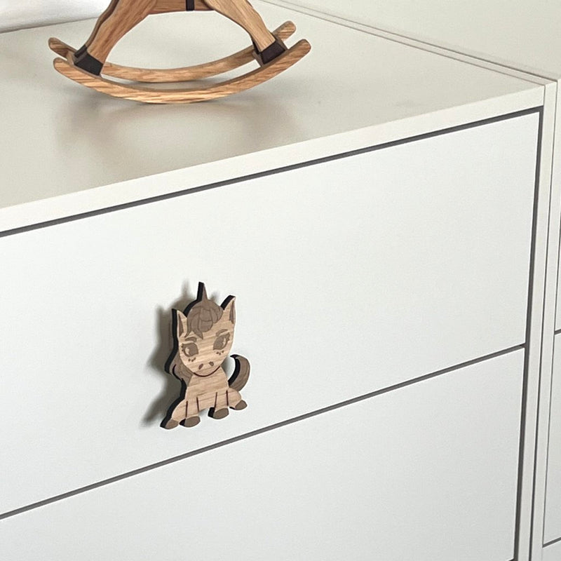 Greb på kommode formet som en enhøjrning - eg