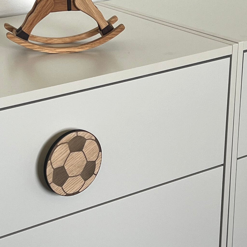 Kommode på børneværelse med fodbold greb - eg model