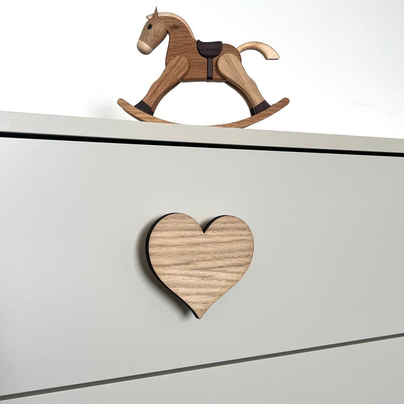 Kommode på børneværelse med hjerte greb - eg