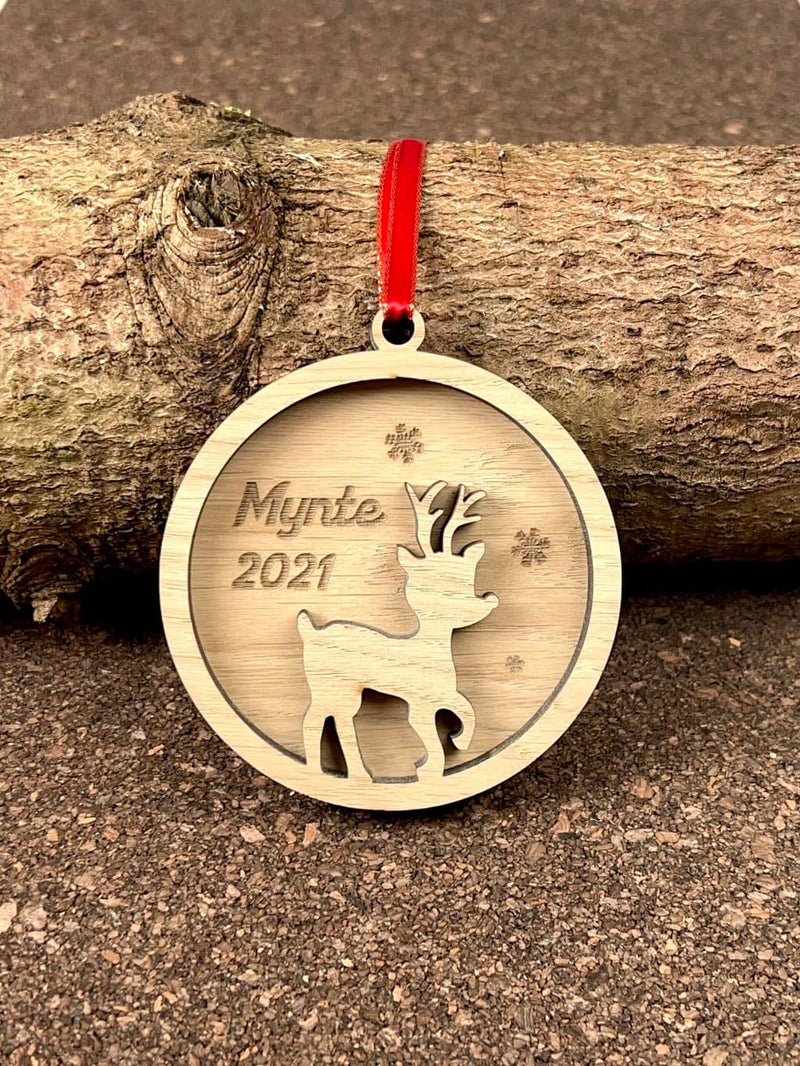 Julekugle i træ med navn, årstal og rudolf