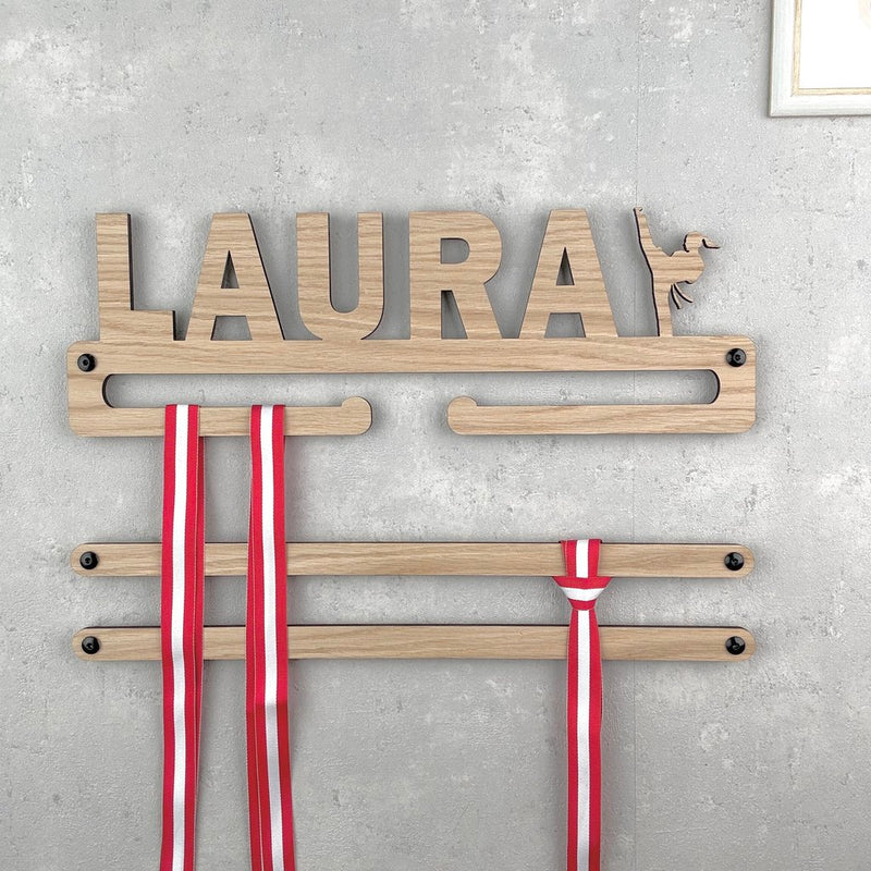 Medal hanger with karate figure and own name – girl