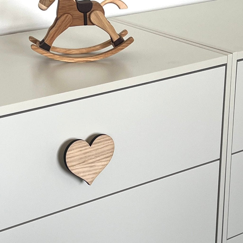 Greb i eg på kommode formet som et hjerte