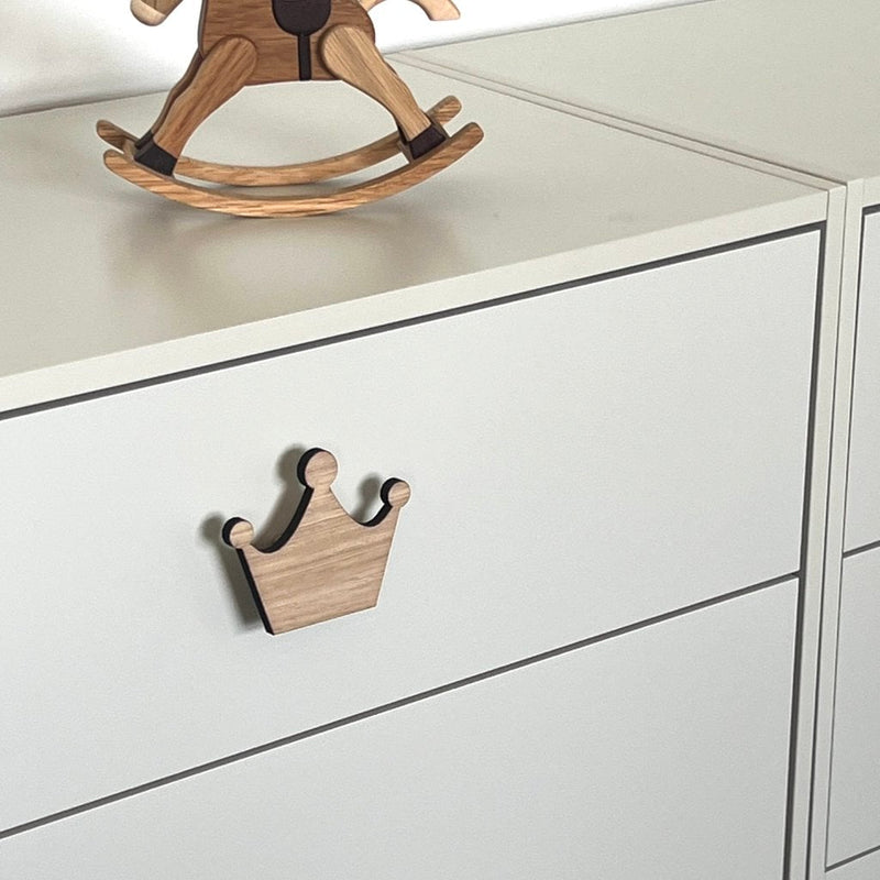Greb til kommode formet som en Krone - Børneværelse