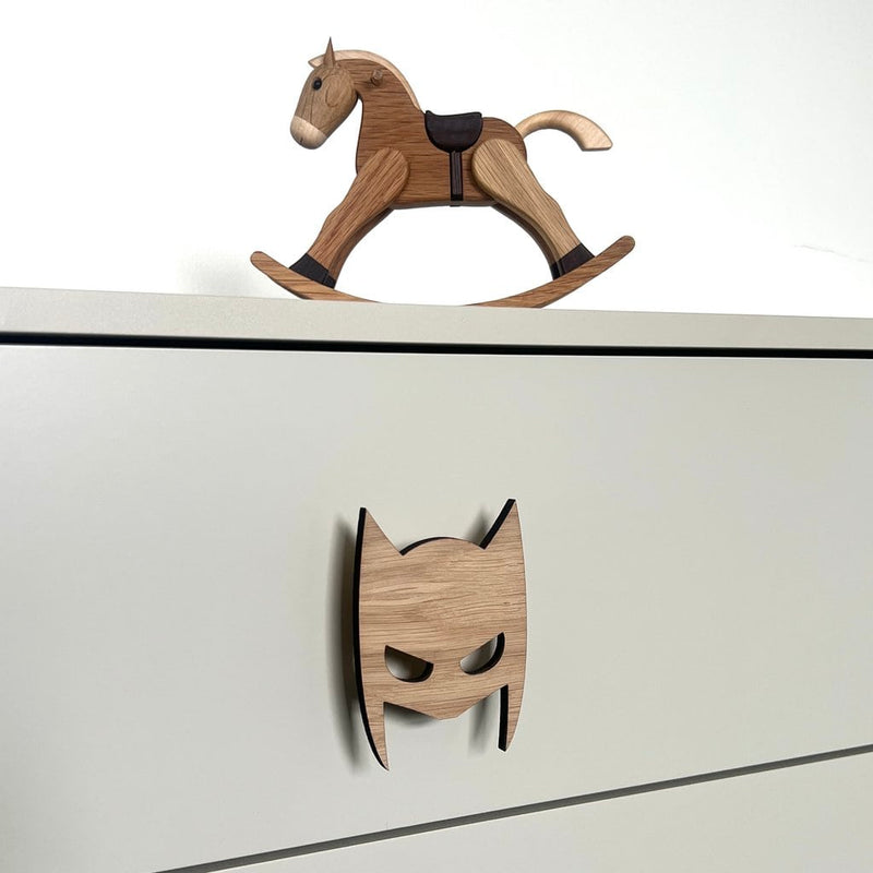 Håndtag i træ formet som en maske - på skab