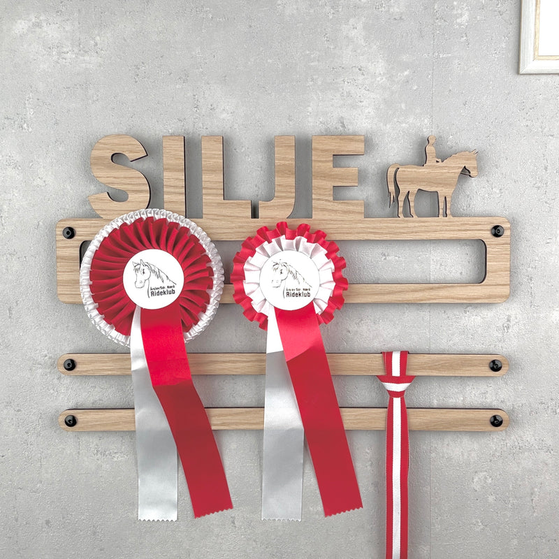 Rosette pendant with horse and own name