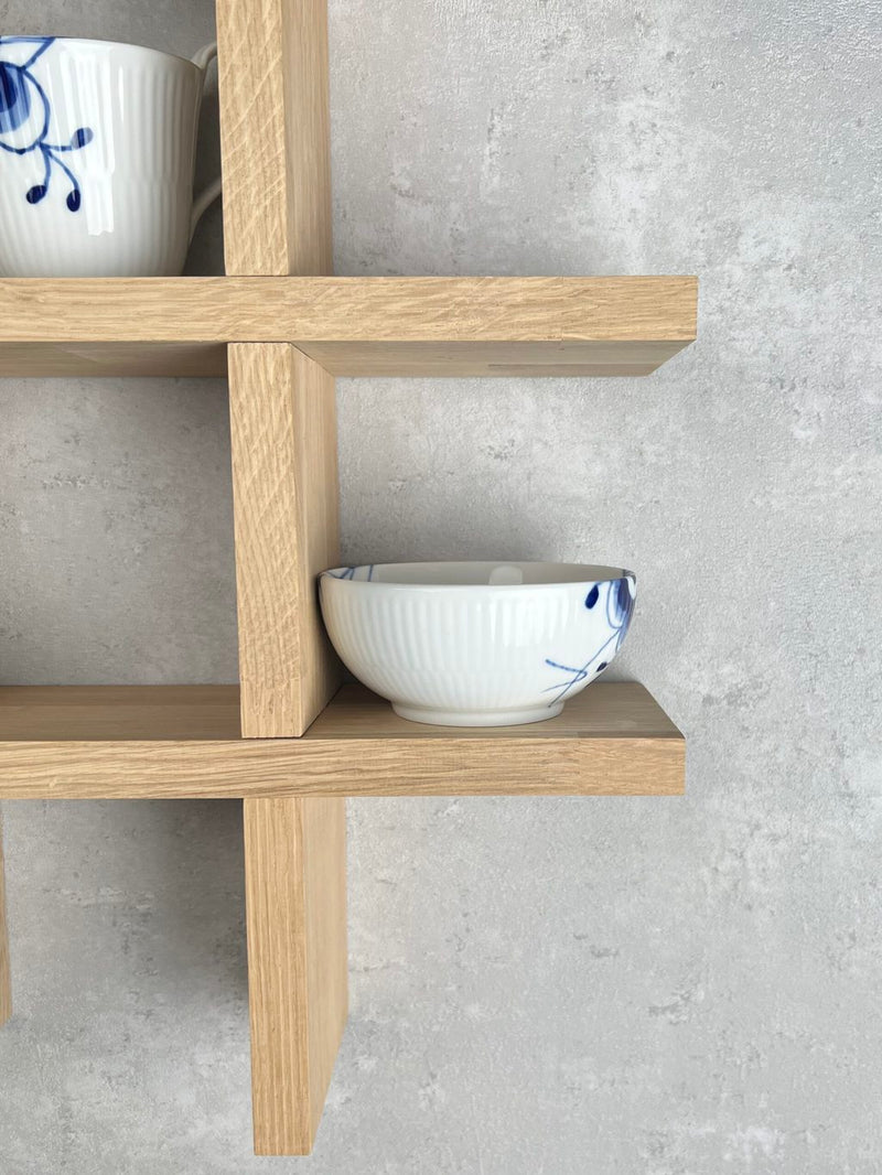 Royal copenhagen sukkerskål på sættekasse reol af egetræ