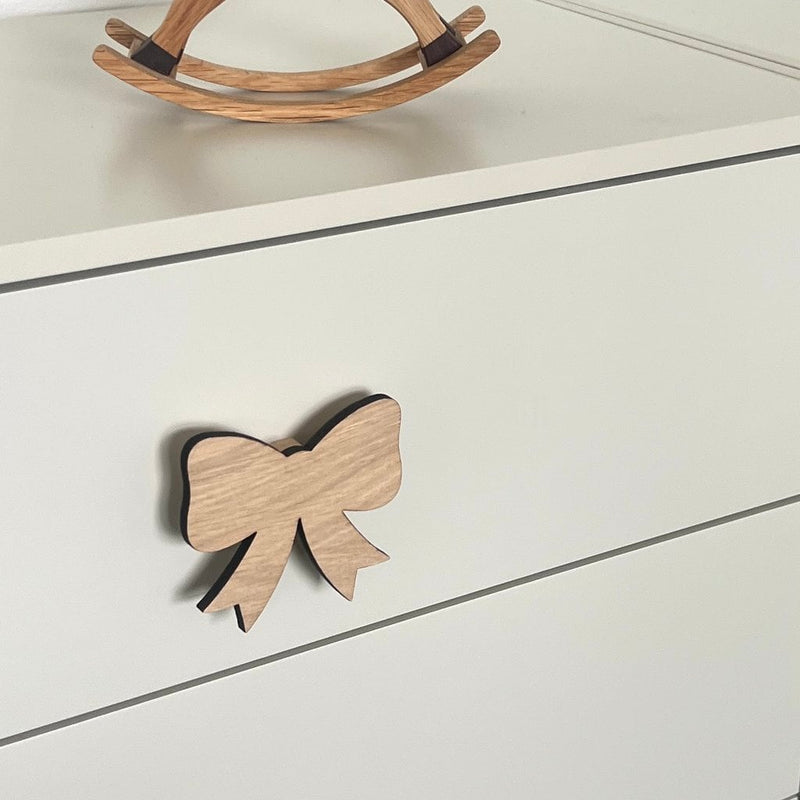 Sløjfe greb på kommode i træ - eg model