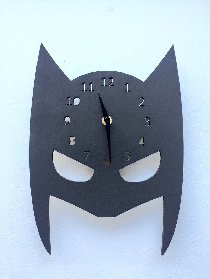 Sort maske med indbygget ur