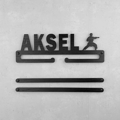 Medalje ophæng med karatefigur og eget navn - kampstilling