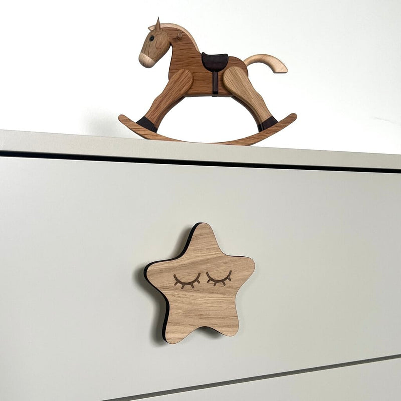 Stjerne med vipper lavet som et greb på en kommode